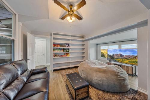 المرافق الترفيهية, Modern 3BR Mountain Escape | FirePit • Workstation in سوفرن المرافق الترفيهية, Modern 3BR Mountain Escape | FirePit • Workstation in سوفرن