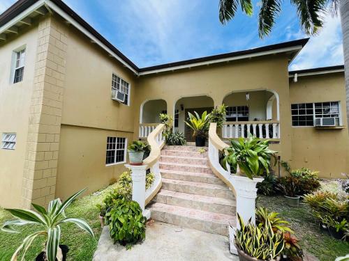 Εξωτερική όψη, Labor of Love in Kingshill Εξωτερική όψη, Labor of Love in Kingshill