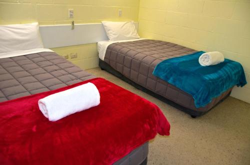 Bed, Charles Sturt Motor Inn in West Wyalong Bed, Charles Sturt Motor Inn in West Wyalong