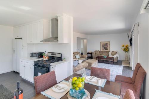 Kitchen, HOV Lux Whitehouse Lakeview Terrace in Santa Clarita Kitchen, HOV Lux Whitehouse Lakeview Terrace in Santa Clarita