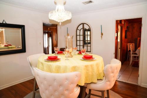 Beautiful Historical Oasis Downtown Riverwalk in 佛羅里達州米爾頓 (FL) Beautiful Historical Oasis Downtown Riverwalk in 佛羅里達州米爾頓 (FL)