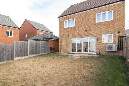 Kert, Stylish 4-Bed Home in Central Wellingborough in Isebrook Kert, Stylish 4-Bed Home in Central Wellingborough in Isebrook