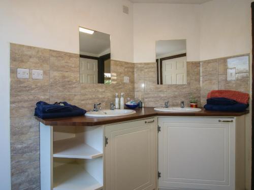 A szálláshely kívülről, Sharon's Shepherd Hut in Llandysilio A szálláshely kívülről, Sharon's Shepherd Hut in Llandysilio