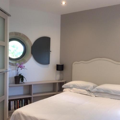 Hexagonal Tower for 2 with shared pool in Semur-en-Auxois Hexagonal Tower for 2 with shared pool in Semur-en-Auxois