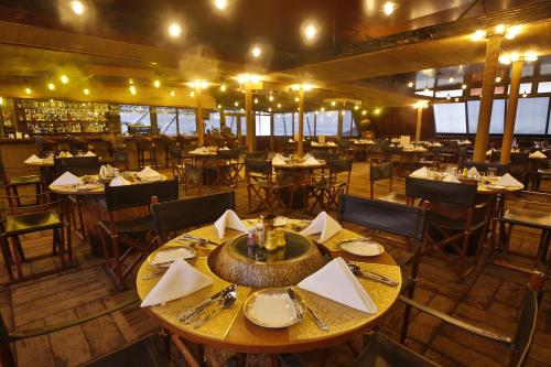 Restaurant, Vintage Luxury Yacht Hotel in East Central Yangon Restaurant, Vintage Luxury Yacht Hotel in East Central Yangon