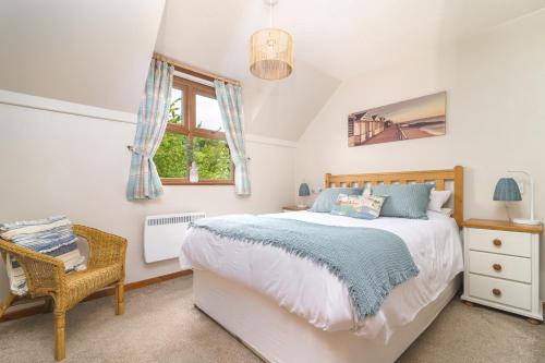 Poppy Cottage - river view, dog friendly in Ruswarp Poppy Cottage - river view, dog friendly in Ruswarp