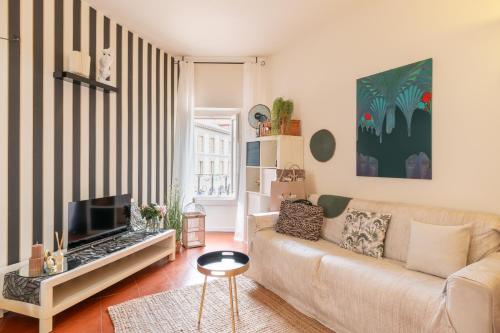 Létesítmények, Central square in Iseo Létesítmények, Central square in Iseo