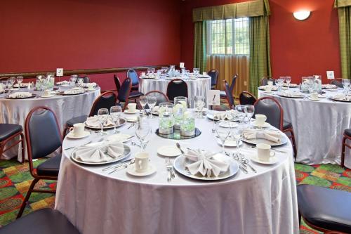 宴會廳, 大急流城東麗怡酒店 (Country Inn & Suites by Radisson, Grand Rapids East, MI) in 大激流城 (MI) 宴會廳, 大急流城東麗怡酒店 (Country Inn & Suites by Radisson, Grand Rapids East, MI) in 大激流城 (MI)