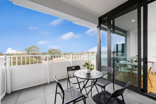 Modern Luxe Charm with Balcony Parking Gym in Ivanhoe Modern Luxe Charm with Balcony Parking Gym in Ivanhoe