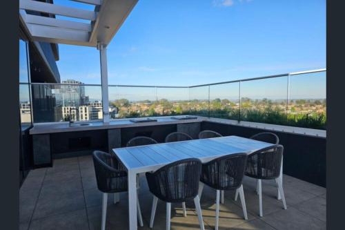 Modern Luxe Charm with Balcony Parking Gym in Ivanhoe Modern Luxe Charm with Balcony Parking Gym in Ivanhoe