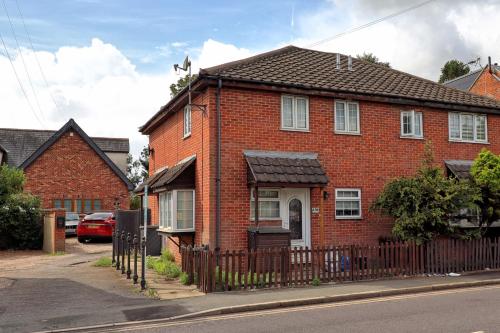 Quirky 2-Bed Brentwood Home Near High St & Station - With Parking in Észak-Brentwood Quirky 2-Bed Brentwood Home Near High St & Station - With Parking in Észak-Brentwood