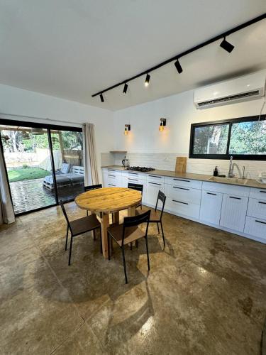 Cozy Farmhouse with Goats, Garden & Deck in 伯利恆哈格利利特 Cozy Farmhouse with Goats, Garden & Deck in 伯利恆哈格利利特