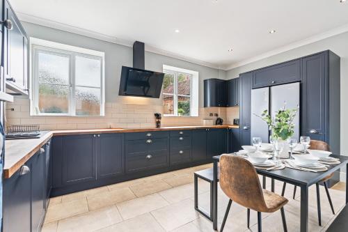 Konyha, Stunning and Charming 4-bed Home in Newark by Renzo, Free Wi-Fi, Sleeps 8! in Tuxford Konyha, Stunning and Charming 4-bed Home in Newark by Renzo, Free Wi-Fi, Sleeps 8! in Tuxford