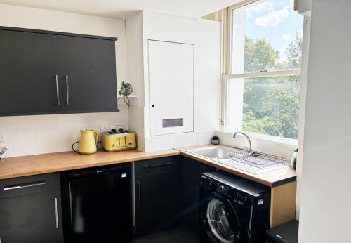 Kitchen, Cosy Flat Near City Centre & Princess Park in Toxteth Kitchen, Cosy Flat Near City Centre & Princess Park in Toxteth