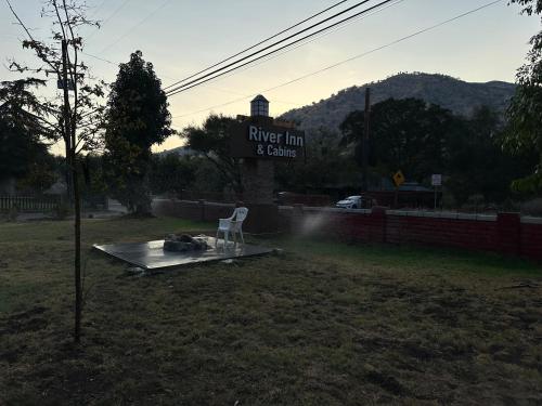 The River Inn in Three Rivers (CA) The River Inn in Three Rivers (CA)