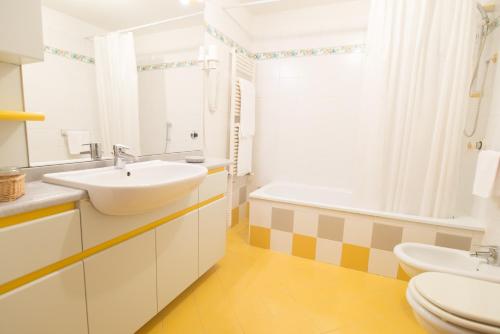 Bathroom, America Apartments in Trento Bathroom, America Apartments in Trento