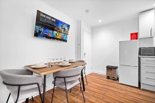 Comfortable 2 Bed Apt, Sleeps 8, Parking, Great for Contractors, Families and Leisure Stays, West Mi in Droitwich Comfortable 2 Bed Apt, Sleeps 8, Parking, Great for Contractors, Families and Leisure Stays, West Mi in Droitwich