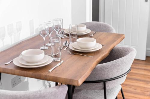 Comfortable 2 Bed Apt, Sleeps 8, Parking, Great for Contractors, Families and Leisure Stays, West Mi in Droitwich Comfortable 2 Bed Apt, Sleeps 8, Parking, Great for Contractors, Families and Leisure Stays, West Mi in Droitwich