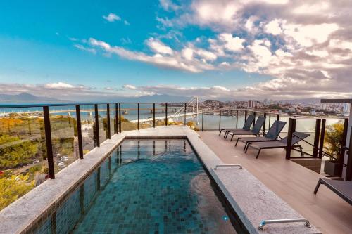 Swimming pool, The Bridge by Xtay -Estudios em Floripa com Piscina no Rooftop e Academia Completa, e facil acesso a in Florianopolis Swimming pool, The Bridge by Xtay -Estudios em Floripa com Piscina no Rooftop e Academia Completa, e facil acesso a in Florianopolis