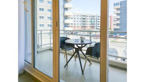 Erkély/terasz, Al Reef Luxe 1BR Near Al Reef Community Park in Abu Dhabi Nemzetközi Repülőtér Erkély/terasz, Al Reef Luxe 1BR Near Al Reef Community Park in Abu Dhabi Nemzetközi Repülőtér