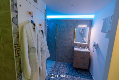 Cotinga in Villars-les-Dombes Cotinga in Villars-les-Dombes