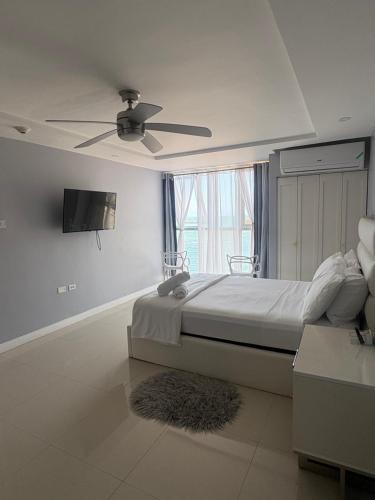 Large Luxurious Beach Front at Bayfront Villa in Portmore Large Luxurious Beach Front at Bayfront Villa in Portmore