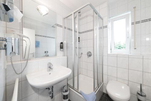 Bathroom, Hotel Vater Rhein in Worth Am Rhein Bathroom, Hotel Vater Rhein in Worth Am Rhein