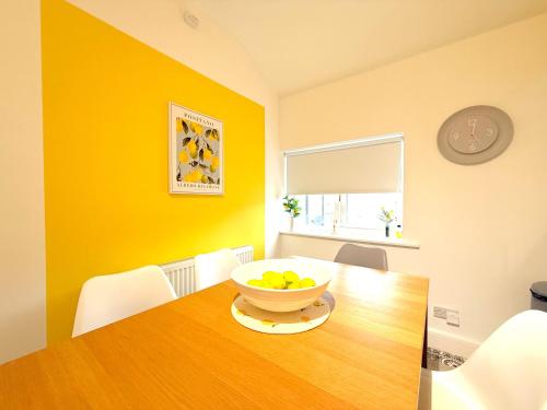 Konyha, The Whitchurch Apartment- The Painted Rooms in Whitchurch Konyha, The Whitchurch Apartment- The Painted Rooms in Whitchurch