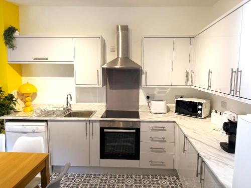 Konyha, The Whitchurch Apartment- The Painted Rooms in Whitchurch Konyha, The Whitchurch Apartment- The Painted Rooms in Whitchurch