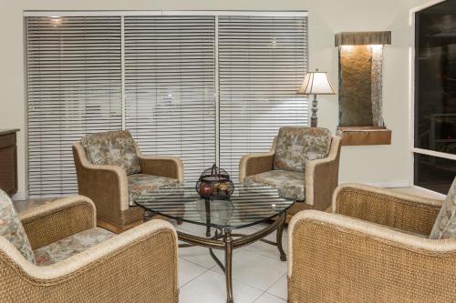 Lobby, Days Inn by Wyndham Fort Myers Springs Resort near Twin Peaks Restaurants Lobby, Days Inn by Wyndham Fort Myers Springs Resort near Twin Peaks Restaurants