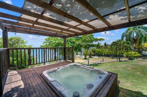 جاكوزي, Nevas Estate w Hot Tub 10 ppl in Boscobel جاكوزي, Nevas Estate w Hot Tub 10 ppl in Boscobel