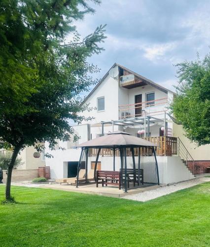 Dom pod mirabelkou - Mirabell ház (Dom pod mirabelkou - Mirabell haz) in Lipót Dom pod mirabelkou - Mirabell ház (Dom pod mirabelkou - Mirabell haz) in Lipót