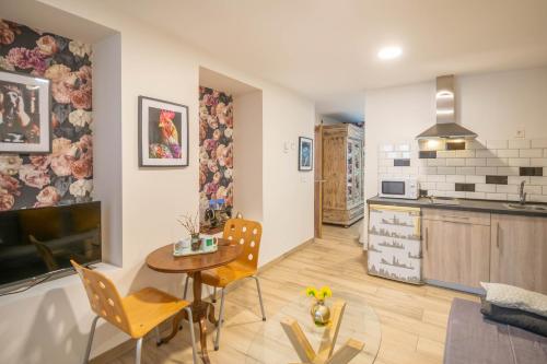 Konyha, Casa karrikaburu, acogedores apartamentos rodeados de naturaleza in Valcarlos-Luzaide Konyha, Casa karrikaburu, acogedores apartamentos rodeados de naturaleza in Valcarlos-Luzaide