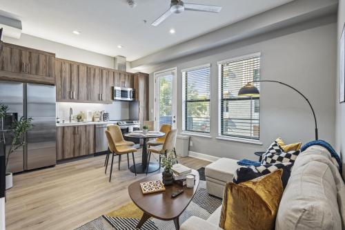 Trendy 1BR w 10ft Ceilings FREE Parking Pet Friendly in Cedars Trendy 1BR w 10ft Ceilings FREE Parking Pet Friendly in Cedars