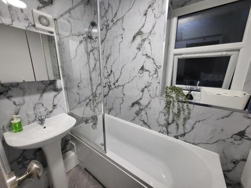 บริการและสิ่งอำนวยความสะดวก, Modern 3-Bedroom House w Private Parking in ชาเพลทาวน์ บริการและสิ่งอำนวยความสะดวก, Modern 3-Bedroom House w Private Parking in ชาเพลทาวน์