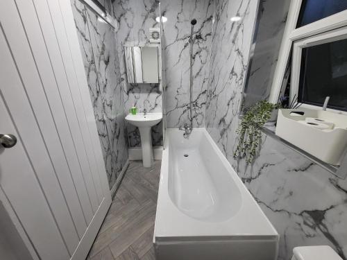 บริการและสิ่งอำนวยความสะดวก, Modern 3-Bedroom House w Private Parking in ชาเพลทาวน์ บริการและสิ่งอำนวยความสะดวก, Modern 3-Bedroom House w Private Parking in ชาเพลทาวน์