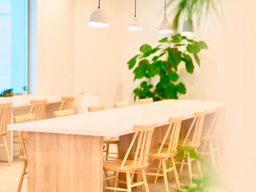 公用交誼廳/視聽室, HOTEL minimumms Women-only capsule hotel in 沖繩本島 公用交誼廳/視聽室, HOTEL minimumms Women-only capsule hotel in 沖繩本島