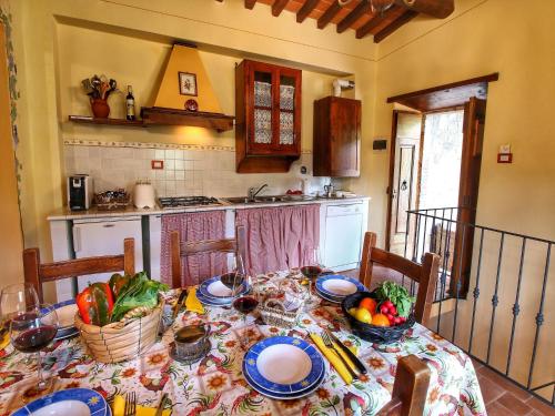 Cocina, Apartment in Radda with Garden in Radda in Chianti Cocina, Apartment in Radda with Garden in Radda in Chianti