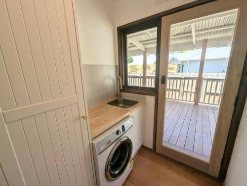 Gwendoline Cottage, Pets, Main St. Station in Kilsyth Gwendoline Cottage, Pets, Main St. Station in Kilsyth