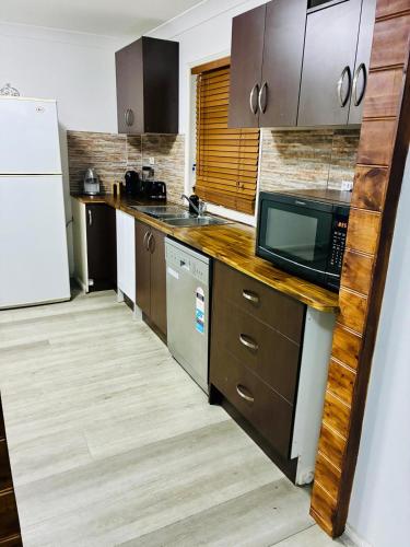 Hunter Valley Escape 4BR 2 Bath Work & Leisure in Kurri Kurri Hunter Valley Escape 4BR 2 Bath Work & Leisure in Kurri Kurri