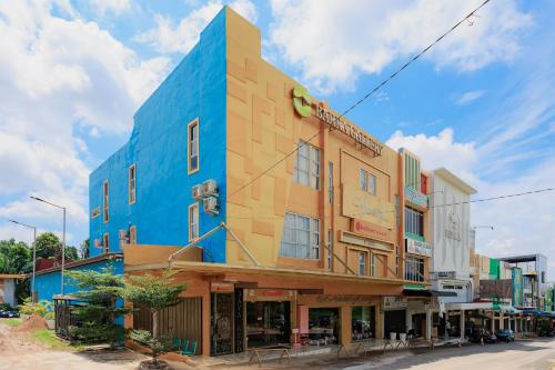 Entrance, RedDoorz Plus Syariah @ Tiban Centre Batam near Pasar Tiban Centre Entrance, RedDoorz Plus Syariah @ Tiban Centre Batam near Pasar Tiban Centre