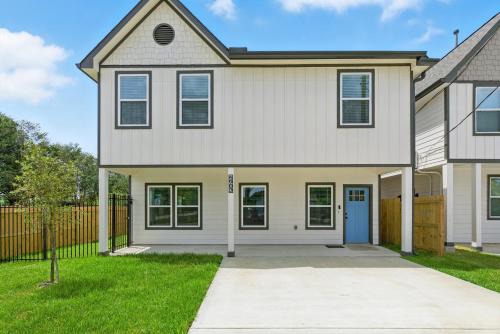 Exterior view, Brand-New 3 BR House Mins To Downtown and Airports in East Houston Exterior view, Brand-New 3 BR House Mins To Downtown and Airports in East Houston