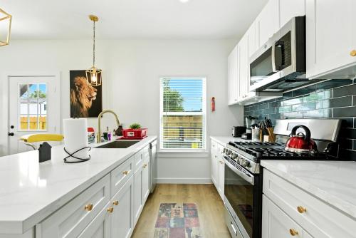 Kitchen, Brand-New 3 BR House Mins To Downtown and Airports in East Houston Kitchen, Brand-New 3 BR House Mins To Downtown and Airports in East Houston