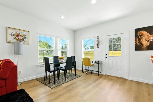 Facilities, Brand-New 3 BR House Mins To Downtown and Airports in East Houston Facilities, Brand-New 3 BR House Mins To Downtown and Airports in East Houston
