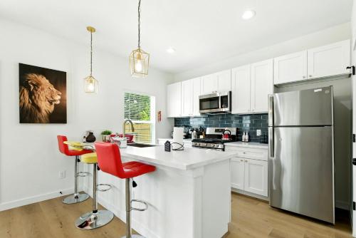 Kitchen, Brand-New 3 BR House Mins To Downtown and Airports in East Houston Kitchen, Brand-New 3 BR House Mins To Downtown and Airports in East Houston