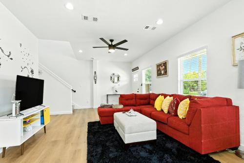 Brand-New 3 BR House Mins To Downtown and Airports in East Houston Brand-New 3 BR House Mins To Downtown and Airports in East Houston