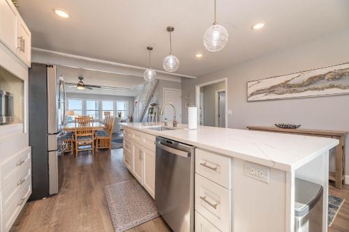 Experience Ocean Views at Pinstripe Paradise, 5 BR, Pool, Pets OK! in Kitty Hawk (NC) Experience Ocean Views at Pinstripe Paradise, 5 BR, Pool, Pets OK! in Kitty Hawk (NC)