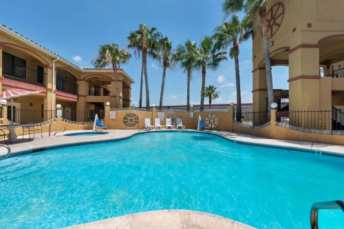 Úszómedence, Super 8 By Wyndham Weslaco in Weslaco (Texas) Úszómedence, Super 8 By Wyndham Weslaco in Weslaco (Texas)