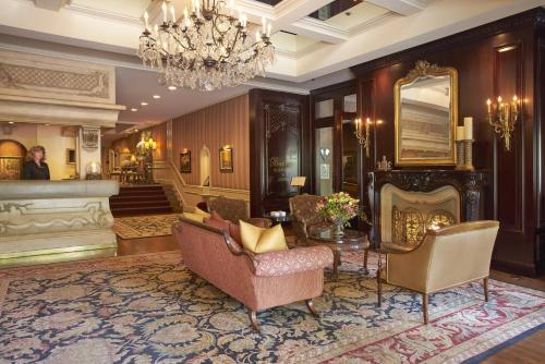 Lobby, Wedgewood Hotel and Spa in Vancouver (BC) Lobby, Wedgewood Hotel and Spa in Vancouver (BC)