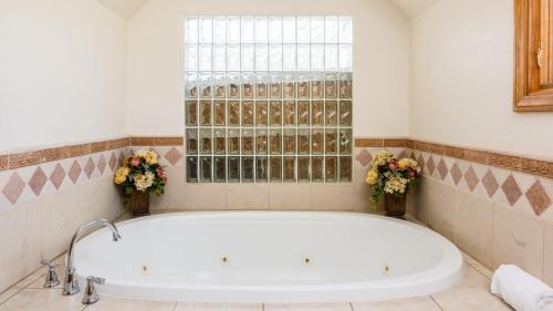 Létesítmények, Resort-Style Estate w Pool Game Room Valley Views Near Wineries The Tennis Ranch by AvantStay in San Marcos Létesítmények, Resort-Style Estate w Pool Game Room Valley Views Near Wineries The Tennis Ranch by AvantStay in San Marcos